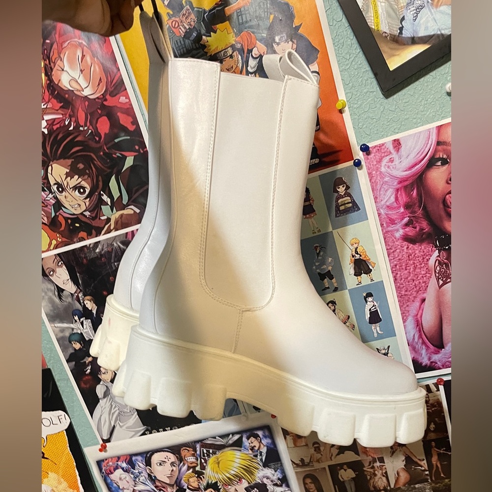 White boots size US 8 in perfect condition